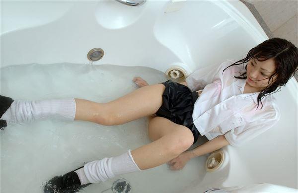 三次元　美少女が衣服を着たままびしょ濡れになってブラなどが透けてるエロ画像集めました。　【32枚】