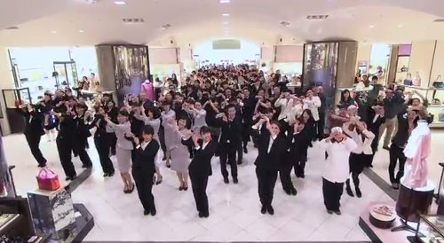 伊勢丹新宿が従業員500人が踊る動画を配信