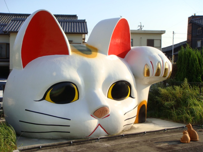 愛知県に巨大な招き猫がある理由