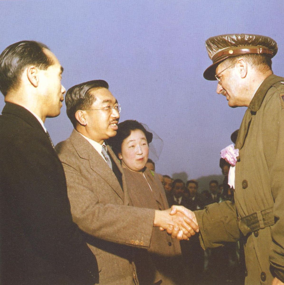 昭和天皇と握手するマーカット少将